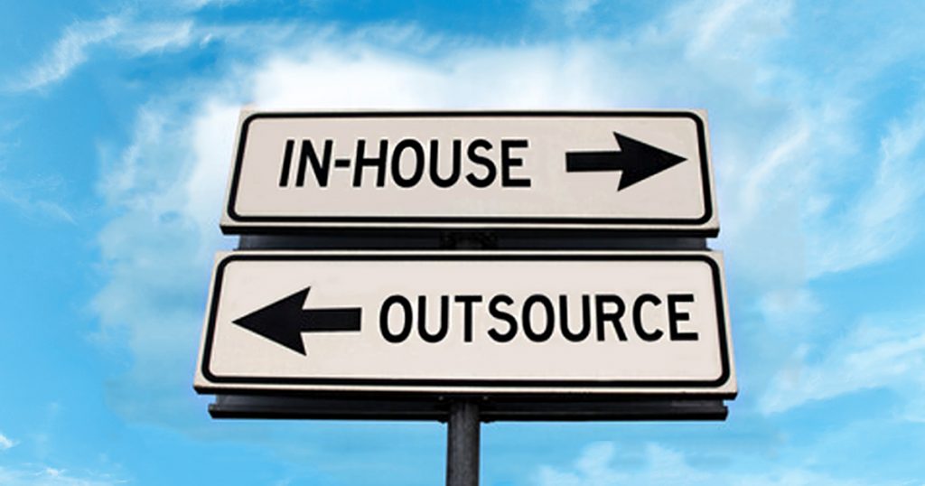 Outsourcing oder In-House Entwicklung: Die richtige Wahl treffen